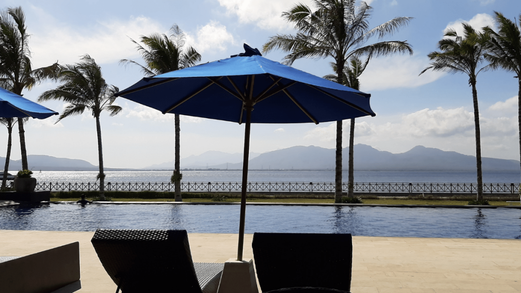 Kolam renang Hotel Ketapang Indah di Pinggir Pantai